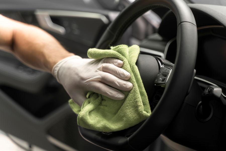 cara membersihkan interior mobil